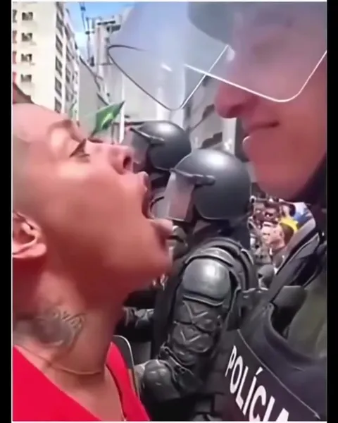 Mulher grita com policial