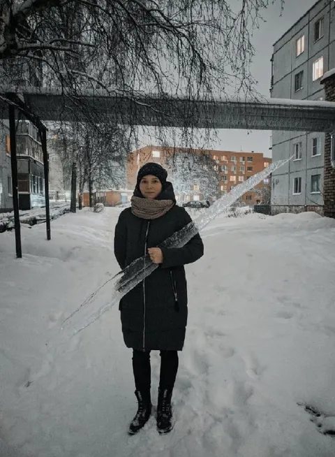 Девушка с гигантской сосулькой
