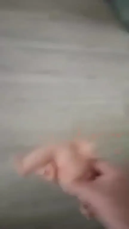 Бурлящий шарик на полу