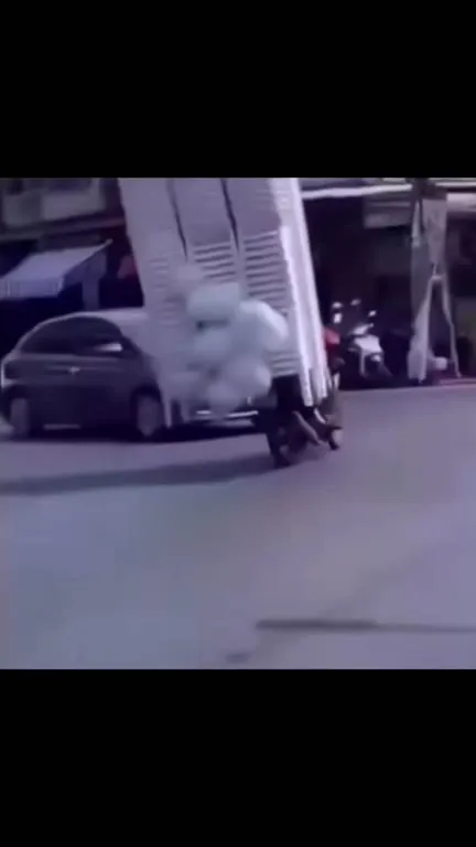 Мопед с горой стульев
