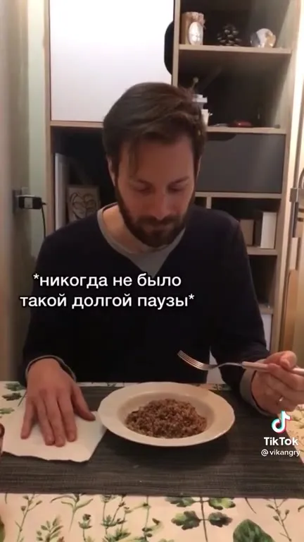 Первый раз пробует гречку