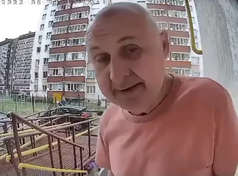 Мужчина у подъезда уходит