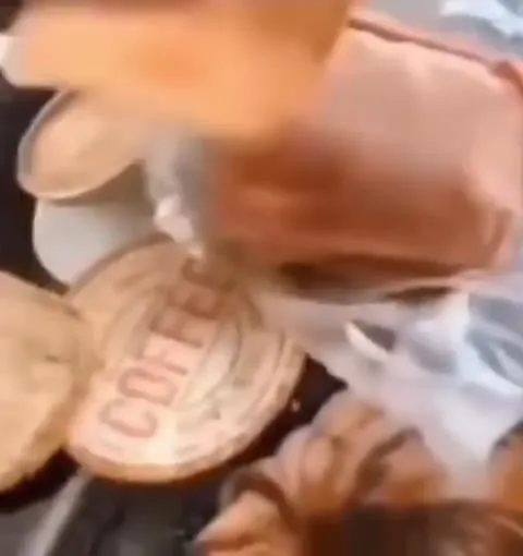 Шлепок и испуганный щенок