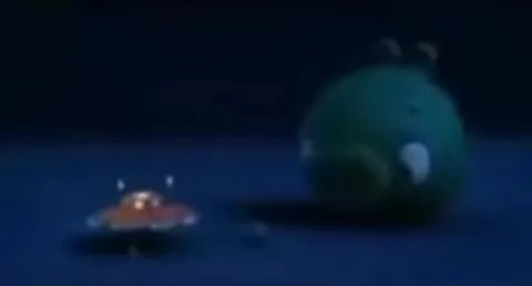 Зелёный шарик замечает НЛО