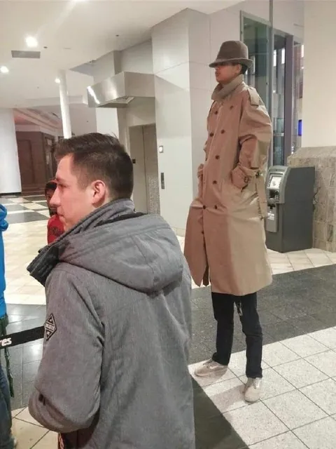 Подозрительная женщина в плаще