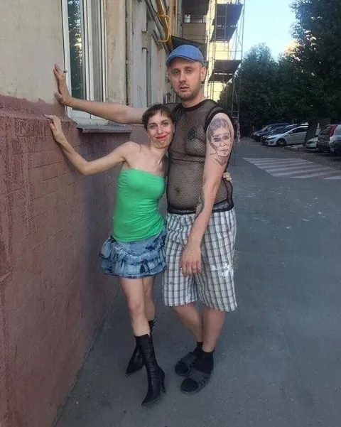 Странная пара у стены
