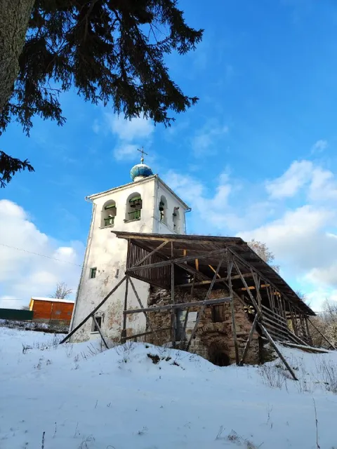 Заброшенная церковь зимой