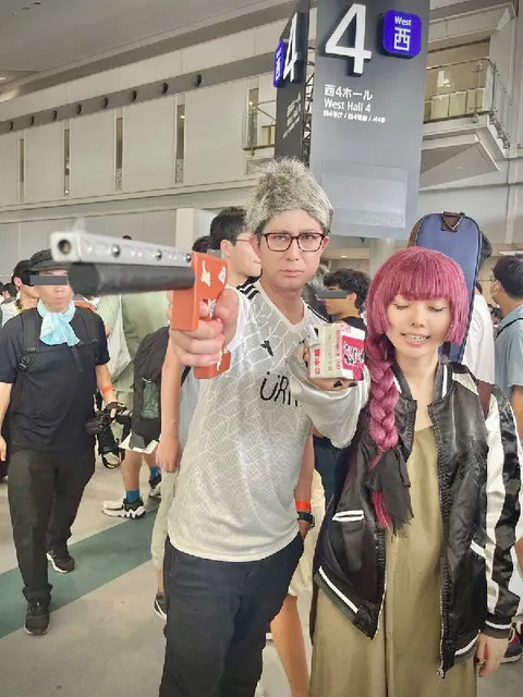 コミケ会場の水鉄砲コスプレ