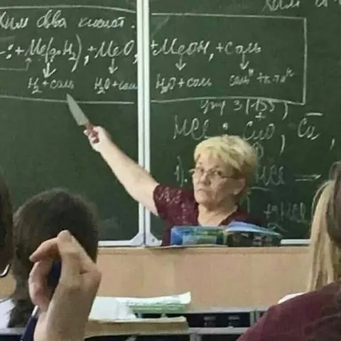 Учитель объясняет химию