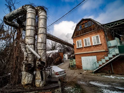 Городские трубы и частный дом