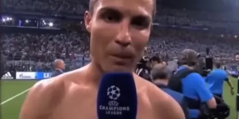 Роналду кричит в микрофон