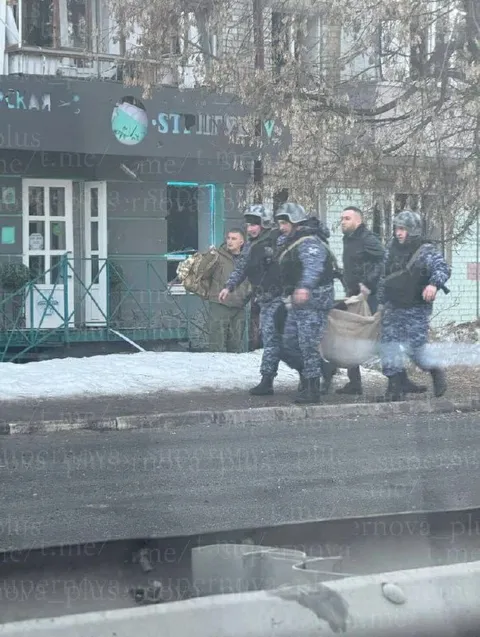 Силовики несут мешок