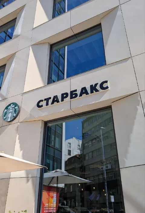 Старбакс на фасаде