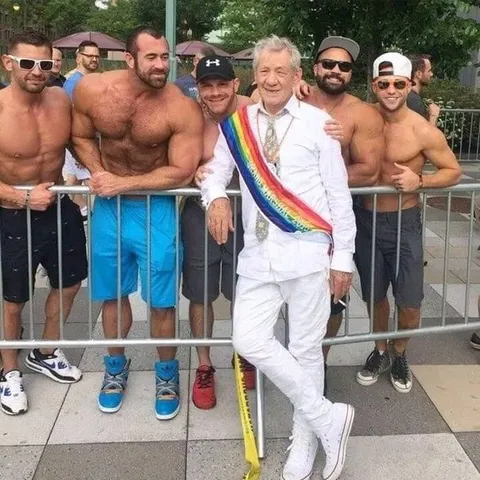 Иэн Маккеллен среди бодибилдеров