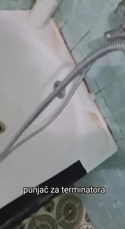 Punjač za Terminatora u kupatilu