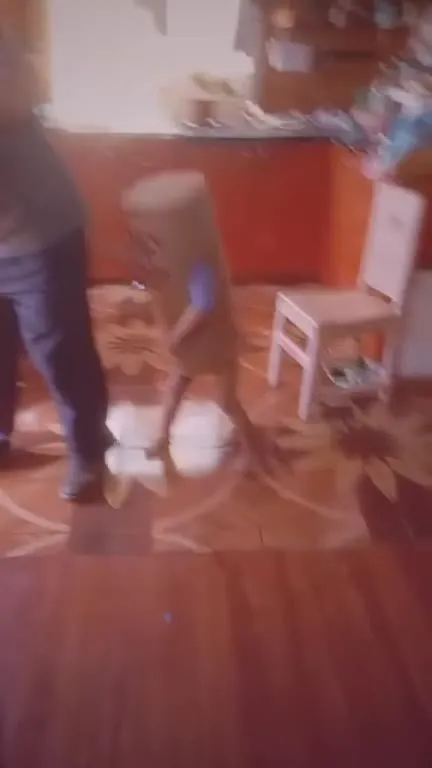 Цилиндр танцует с метлой