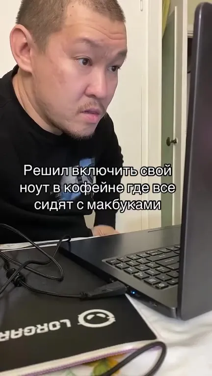 Включил ноутбук среди макбуков