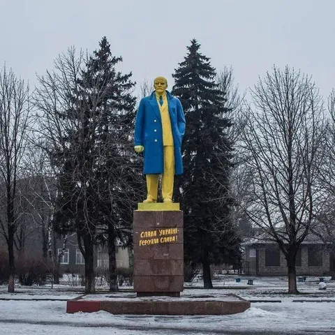 Ленин в цветах Украины