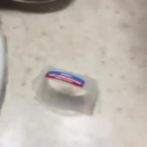 Синяя жвачка сбегает от укуса