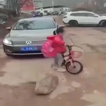 Велосипедист и большая лужа
