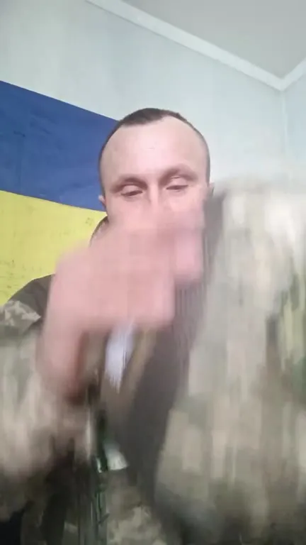 Воин показывает деталь снаряжения