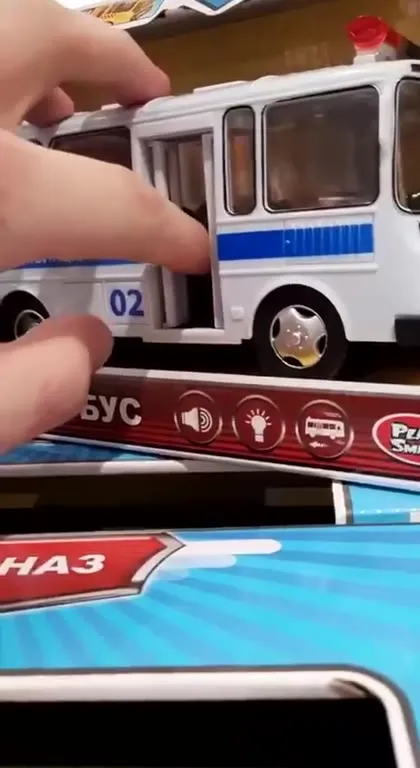 Игрушечный полицейский автобус танцует