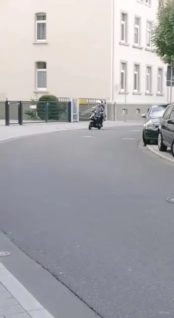 Музыкант на скутере