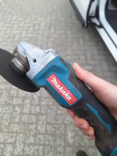 Болгарка Makita в руке