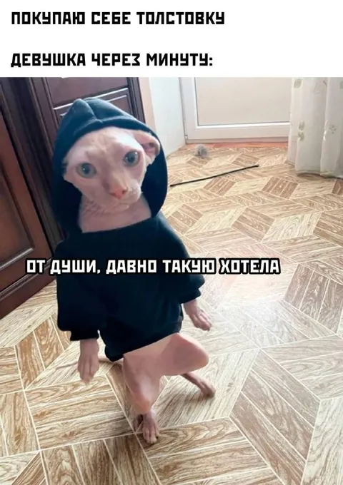 Девушка после покраски толстовки