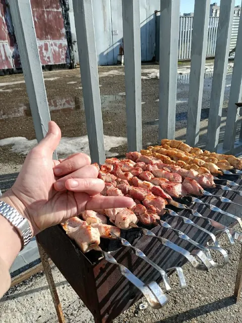 Шашлык на мангале и странный жест