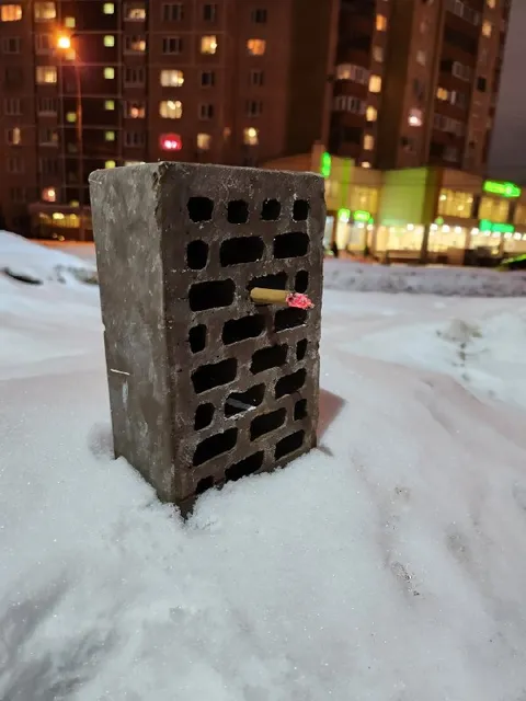 Кирпич закурил на морозе