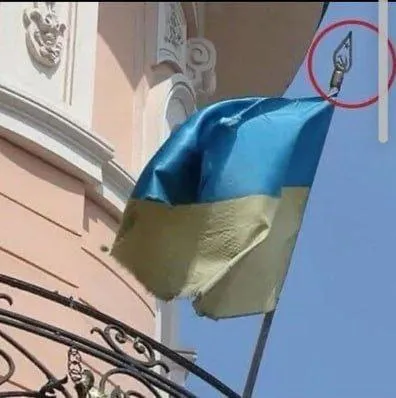 Украинский флаг на фасаде