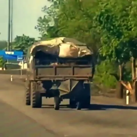 Грузовик тащит тележку