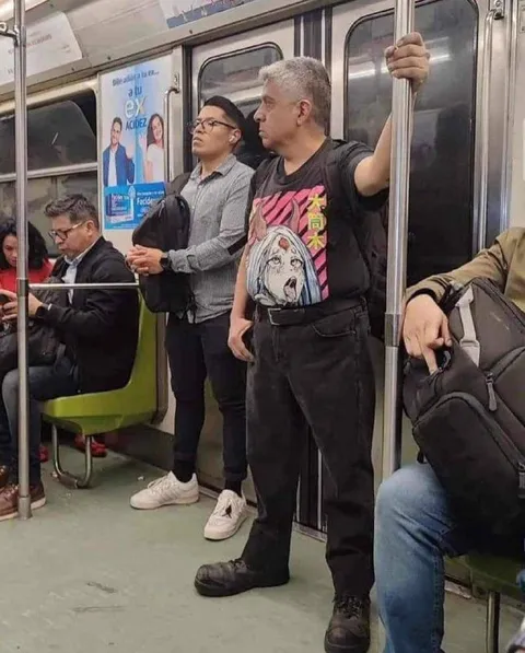 Футболка с аниме в метро