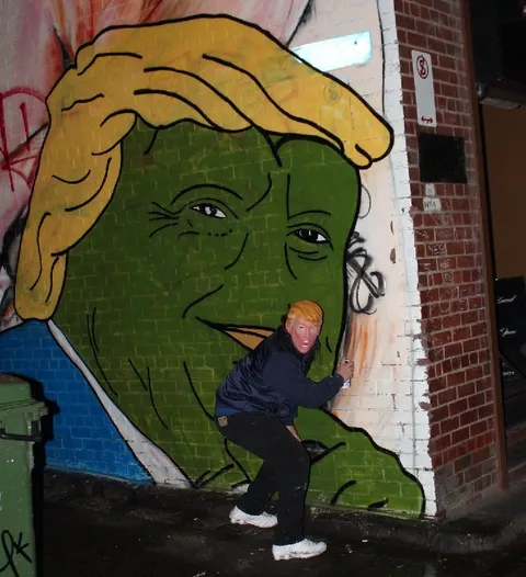 Трамп прячется за лягушкой