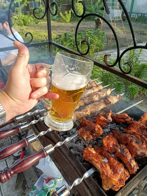Пиво и шашлык на мангале