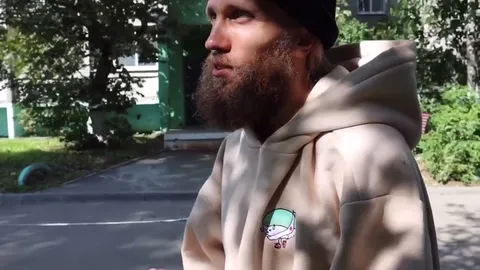 Бородатый мужчина спокойно говорит