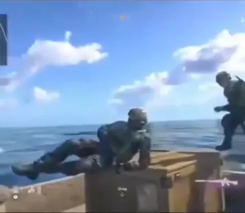 Солдат танцует на лодке