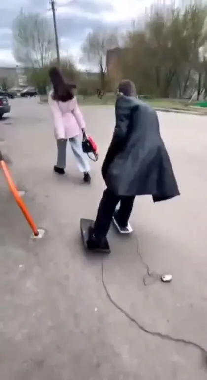 Фрау на скейтборде под Rammstein