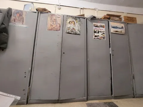 Шкафчики работяг на заводе