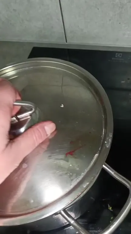 Кастрюля с борщом