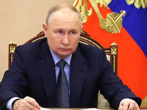 Путин за рабочим столом