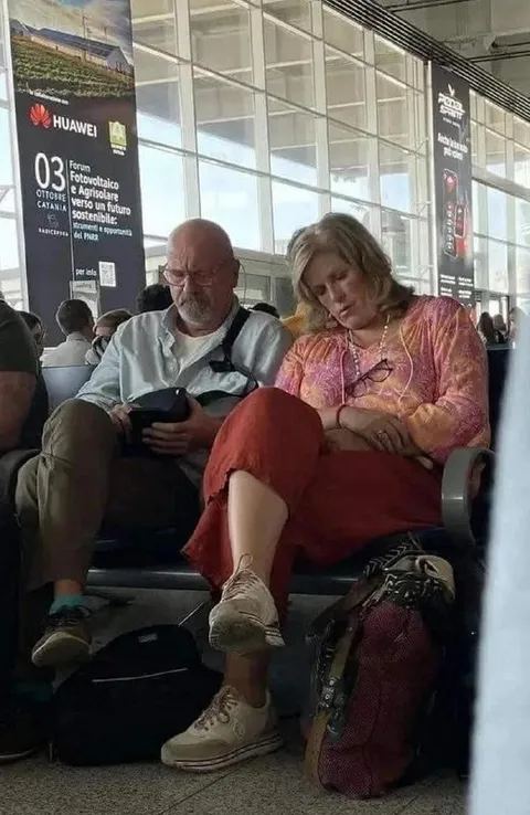 Coppia addormentata in aeroporto