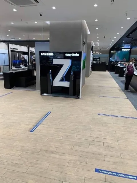 Galaxy Z в пустом магазине