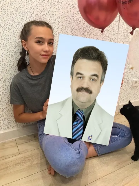 Девушка держит портрет доктора Фила
