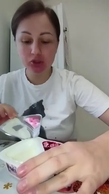 Женщина смешивает йогурт