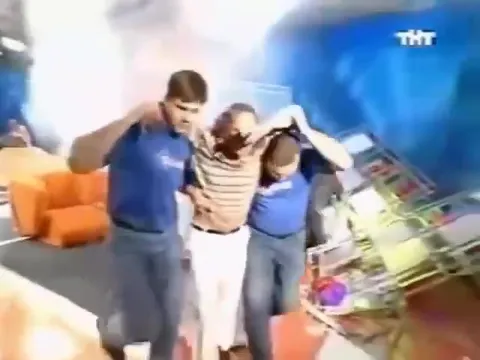 Женщину уводят со сцены