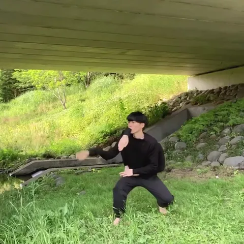 Человек с множеством рук танцует