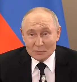 Путин подозрительно улыбается