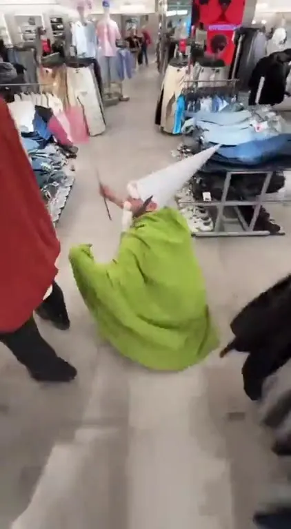 Гном убегает от киборга